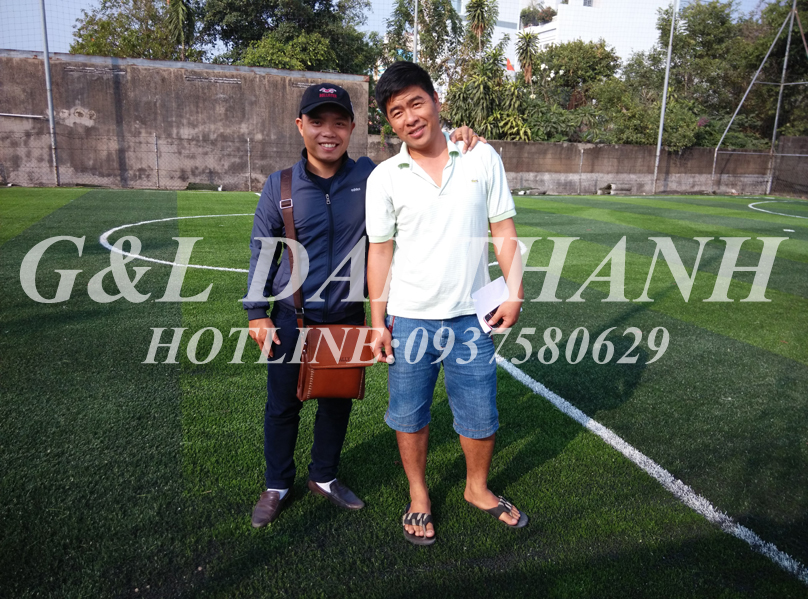 thi công cỏ nhân tạo sân bóng đá